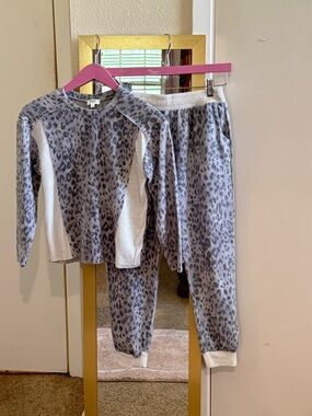 Buckle Kids Gray Leopard Print Leggings Set